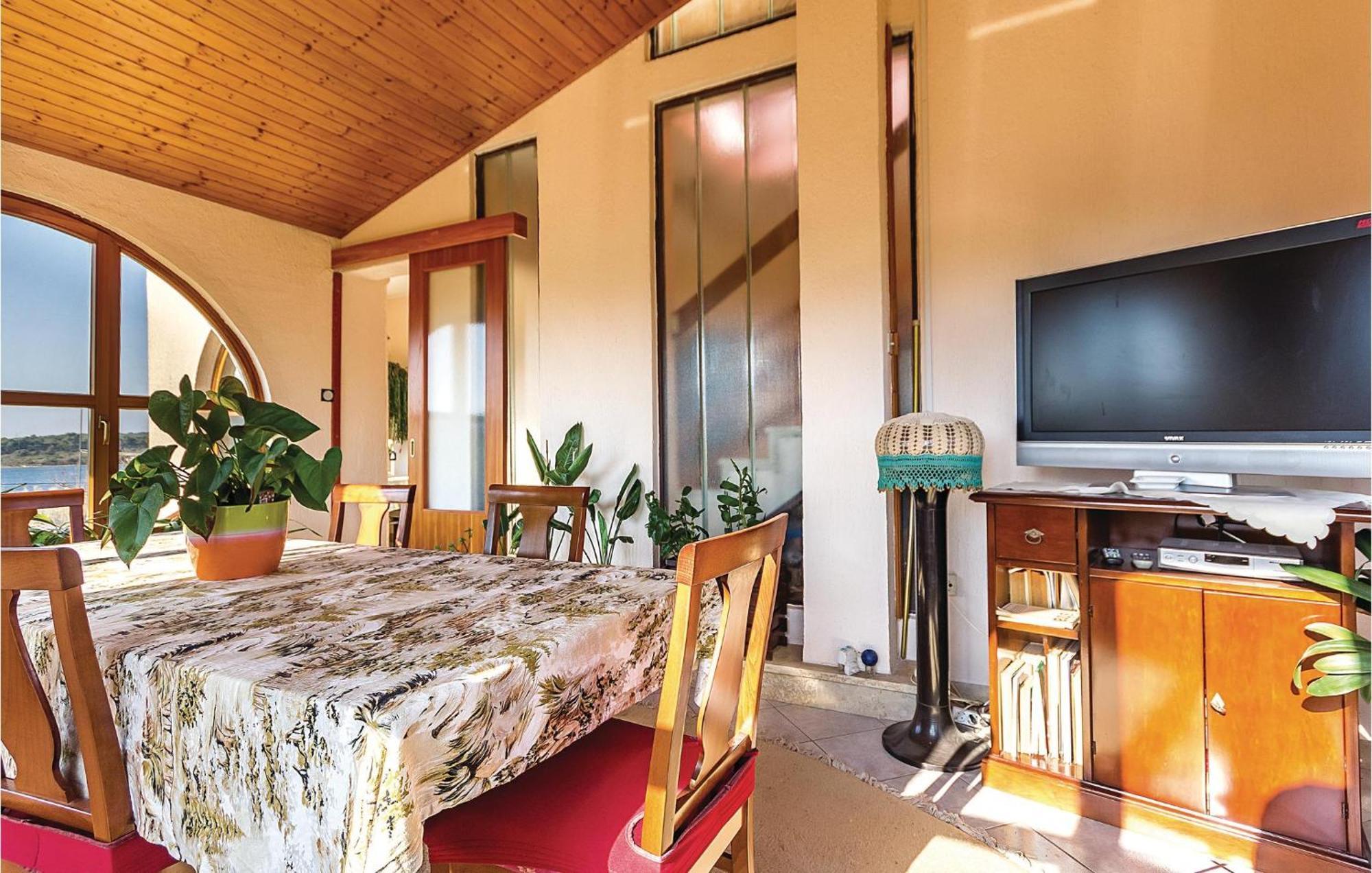 Beautiful Apartment In Pula With Kitchen Kültér fotó